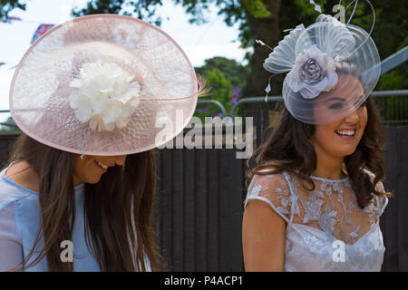 Ascot, Berkshire, Regno Unito. 21 giugno 2018. I racegoisti arrivano ad Ascot con i loro cappelli e le loro finerie per il Ladies Day al Royal Ascot mentre si recano all'evento. Fashion on Ladies Day Royal Ascot - due giovani donne che indossano abiti e cappelli sorridenti. Credit: Carolyn Jenkins/Alamy Live News Foto Stock