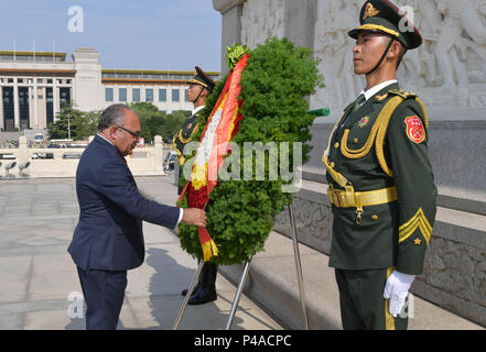 Pechino, Cina. Il 21 giugno, 2018. Papua Nuova Guinea il Primo Ministro Peter O'Neill stabilisce una corona al Monumento al popolo gli eroi a Piazza Tian'anmen a Pechino Capitale della Cina, 21 giugno 2018. Credito: Yin Bogu/Xinhua/Alamy Live News Foto Stock