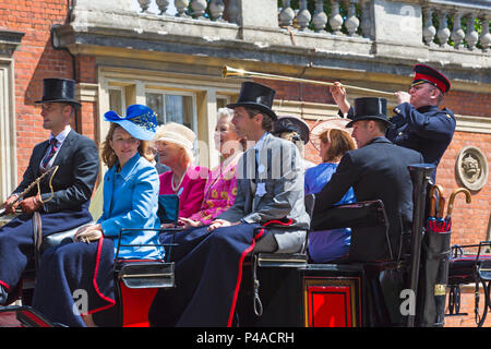 Ascot, Berkshire, Regno Unito. 21 giugno 2018. I racegoisti arrivano ad Ascot con i loro cappelli e le loro finerie per il Ladies Day al Royal Ascot mentre si recano all'evento a cavallo e in carrozza. Moda nel giorno delle Signore Royal Ascot. Credit: Carolyn Jenkins/Alamy Live News Foto Stock