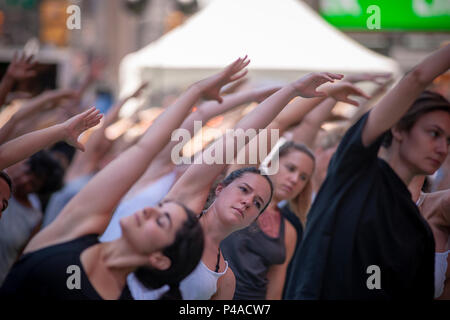 Migliaia di praticanti di yoga pack Times Square a New York per praticare lo yoga il primo giorno di estate, Giovedì 21 Giugno, 2018. La 16th Annual Solstice in Times Square, 'Mind oltre follia", sponsorizzato da American Eagle Outfitters' marchio athleisure Aerie si estende il yogi' capacità di bloccare il rumore e il disordine visivo che li circondano nel crocevia del mondo. Il primo giorno di estate è stata dichiarata la Giornata Internazionale di Yoga dalle Nazioni Unite. (Â© Richard B. Levine) Credito: Richard Levine/Alamy Live News Foto Stock