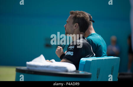 La Queen's Club di Londra, Regno Unito. 21 Giugno, 2018. Il giorno 4 della febbre campionati ad albero sul Centre Court con Jamie Murray (GBR) e Bruno Soares (BRA) vs Marcus Daniell (NZL) e Wesley Koolhof (NED). Credito: Malcolm Park/Alamy Live News. Foto Stock