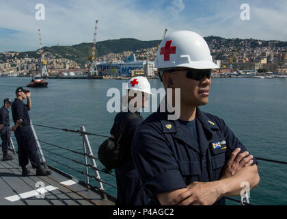 160621-N-CL027-062 genova, Italia (21 giugno 2016) Capo Hospital Corpsman Percival Valenzuela, assegnato all'Arleigh Burke-class guidato-missile destroyer USS Mason (DDG 87), osserva che il castello di prua evoluzioni in preparazione per uscire a Genova, Italia, dopo una visita di porta. Mason, distribuito come parte di Eisenhower Carrier Strike gruppo, sta conducendo operazioni navali negli Stati Uniti Sesta flotta area di operazioni a sostegno degli Stati Uniti per gli interessi di sicurezza nazionali in Europa. (U.S. Foto di Marina di Massa lo specialista delle comunicazioni di terza classe Janweb B. Lagazo/rilasciato) Foto Stock
