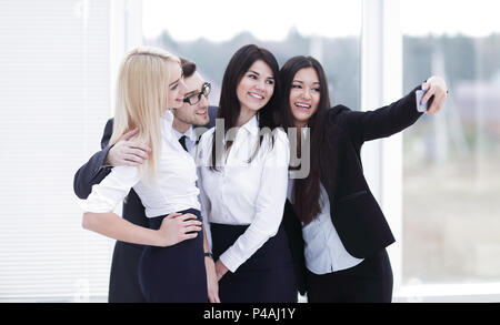 Sorridente business team tiene un selfie per commemorare il seminario.foto con posto per il testo Foto Stock