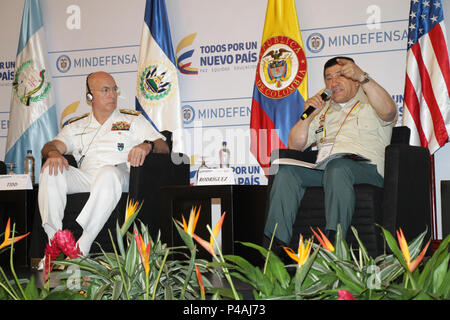 CARTAGENA, Colombia -- STATI UNITI Navy Adm. Kurt W. Tidd, comandante della U.S. Comando Sud, sinistra, ascolta gen. Juan Pablo Rodriguez, il comandante generale delle forze armate colombiane,, come egli modera un pannello su "lezioni apprese e le migliori pratiche in sforzi per contrastare le minacce alla sicurezza" durante la riunione del triangolo settentrionale di difesa e di sicurezza i ministri hanno ospitato dalla Colombia il ministero della difesa il 24 giugno a Cartagena. Lo scopo dell'evento di un giorno è stato quello di affrontare i problemi di sicurezza di impatto con la regione in America centrale che comprende El Salvador, Guatemala e Honduras, nonché facilitare Foto Stock