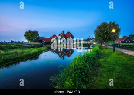 Storica fattoria case in Olanda villaggio di Zaanse Schans di notte Foto Stock