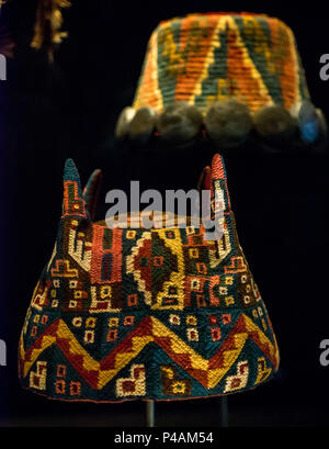 Colorato tronco conica di lana cappelli indossati da Altiplano tribù, display del museo, cileno Museo di Arte Pre-Colombian, Santiago del Cile, Sud America Foto Stock