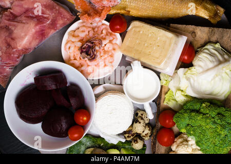 Alimenti ad alto contenuto proteico - piatti a base di pesce e carne, pollame, dadi, uova. Alimentazione sana Dieta e concetto. Prodotti buono per capelli sani. Foto Stock