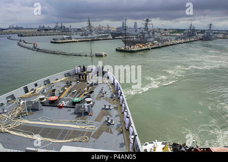 160625-N-DQ840-036 NORFOLK (25 giugno 2016) marinai uomo le rotaie come il trasporto anfibio dock nave USS San Antonio (LPD 17) si diparte Naval Station Norfolk. San Antonio è distribuito con la Vespa Anfibia gruppo pronto per supportare le operazioni di sicurezza marittima e di teatro la cooperazione in materia di sicurezza gli sforzi negli Stati Uniti La quinta e la sesta flotta zone di operazione. (U.S. Foto di Marina di Massa lo specialista di comunicazione 2a classe Adam Austin/rilasciato) Foto Stock