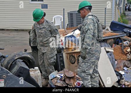 La Rhode Island Esercito Nazionale soldati di guardia dal 861st Engineer Azienda alloggiato in West Virginia dopo la loro formazione annuale per assistere nel diluvio il clean-up sforzi. La storica alluvione, essendo indicati come "mille anni di alluvione,' spopolato molte aree del West Virginia compresa la piccola cittadina di Ranielle nella contea di Greenbrier. West Virginia Guardia Nazionale di soldati e aviatori sono fuori in pieno vigore contribuendo in molte comunità. (US Army foto da Staff Sgt. Justin) di Hough Foto Stock