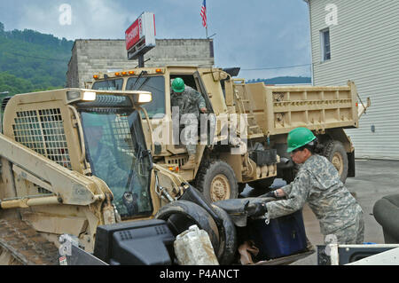 La Rhode Island Esercito Nazionale soldati di guardia dal 861st Engineer Azienda alloggiato in West Virginia dopo la loro formazione annuale per assistere nel diluvio il clean-up sforzi. La storica alluvione, essendo indicati come "mille anni di alluvione,' spopolato molte aree del West Virginia compresa la piccola cittadina di Ranielle nella contea di Greenbrier. West Virginia Guardia Nazionale di soldati e aviatori sono fuori in pieno vigore contribuendo in molte comunità. (US Army foto da Staff Sgt. Justin) di Hough Foto Stock