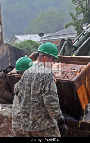 La Rhode Island Esercito Nazionale soldati di guardia dal 861st Engineer Azienda alloggiato in West Virginia dopo la loro formazione annuale per assistere nel diluvio il clean-up sforzi. La storica alluvione, essendo indicati come "mille anni di alluvione,' spopolato molte aree del West Virginia compresa la piccola cittadina di Ranielle nella contea di Greenbrier. West Virginia Guardia Nazionale di soldati e aviatori sono fuori in pieno vigore contribuendo in molte comunità. (US Army foto da Staff Sgt. Justin) di Hough Foto Stock