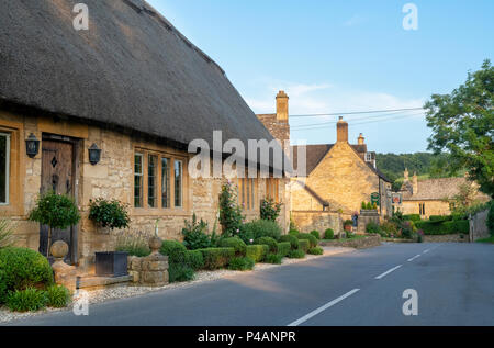 Con il tetto di paglia cotswold cottage nel villaggio di ampia Campden, Gloucestershire, Cotswolds, Inghilterra Foto Stock
