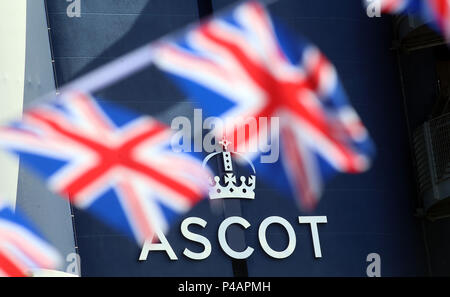 Vista generale di Ascot signage accanto all Unione Jack bunting durante il giorno tre di Royal Ascot a Ascot Racecourse. Foto Stock