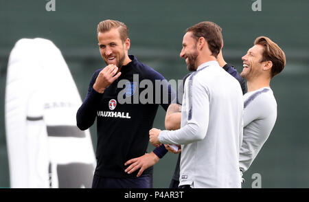 Inghilterra Harry Kane (sinistra) durante la sessione di formazione presso la Spartak Zelenogorsk Stadium, Zelenogorsk. Foto Stock