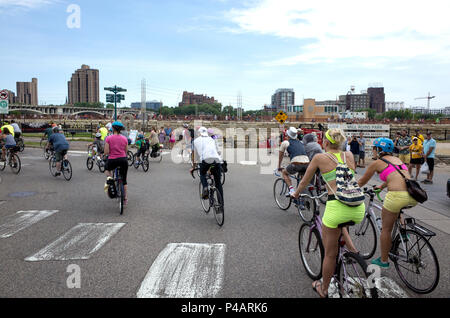 I ciclisti corsa attraverso il centro del Tour de Grassi parata del festival. Minneapolis Minnesota MN USA Foto Stock