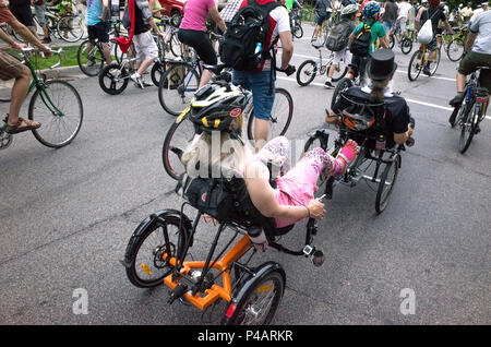 Tandem recumbent i ciclisti nel Tour de Grasse avvolgimento parata il suo modo attraverso il centro di Minneapolis. Minneapolis Minnesota MN USA Foto Stock