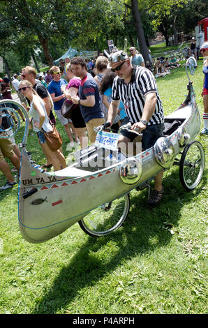 Canoa mobile su ruote triciclo peddled dall uomo che indossa arbitro shirt con casco cornuta e 'Vike - Moto' targa. Minneapolis Minnesota MN USA Foto Stock