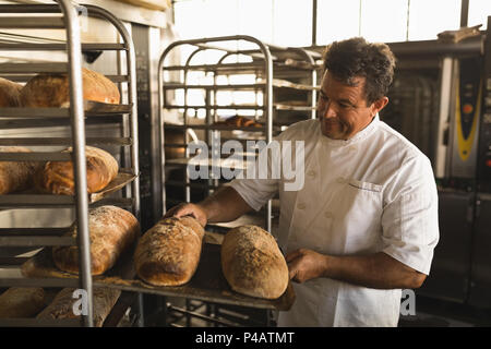 Voce maschile baker controllo pane cotto Foto Stock