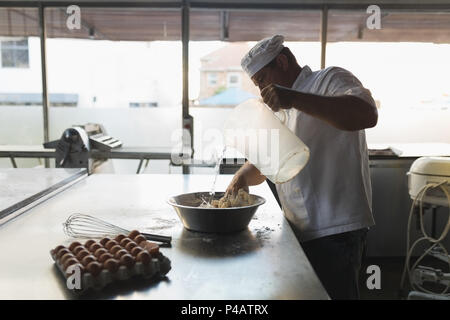 Voce maschile baker preparazione impasto in un panificio Foto Stock