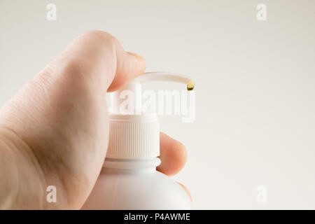 La famiglia irroratrice chimica in mano close-up Foto Stock