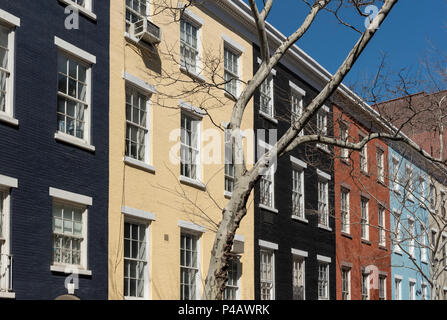 Le variopinte facciate di case a schiera in Sullivan Street nel Greenwich Village, Manhattan, New York City, Stati Uniti d'America Foto Stock