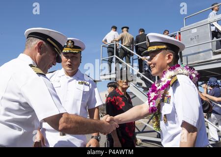 180608-N-QE566-0010 PEARL HARBOR -- (Giugno 8, 2018) Capt. Christopher J. Budde, comandante, USS Port Royal (CG 73), sinistra, accoglie con favore il cap. In-Ho Kim, il comandante della Repubblica di Corea nave della marina americana Yulgok Yi ho (DDG 992), seguendo l'arrivo della nave a base comune Harbor-Hickam perla 8 giugno in preparazione per il bordo del Pacifico (RIMPAC) Esercizio 2018, Giugno 8, 2018. Venti-sei nazioni, 47 navi, cinque sommergibili, circa 200 aerei, e 25.000 personale partecipano RIMPAC dal 27 giugno al 2 agosto in e intorno alle Isole Hawaii e la California del Sud. Il mondo è la Foto Stock