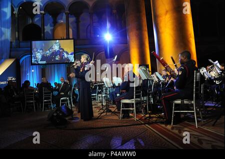 Musicista di prima classe Weikleenget Megan, di Buffalo, New York, con la guardia costiera, banda suona presso la Guardia Costiera della Fondazione xiv tributo annuale per la della Guardia Costiera degli Stati Uniti nella nostra capitale della nazione, al National Building Museum di Washington, D.C. Giugno 5, 2018 Giugno 5, 2018. () Foto Stock