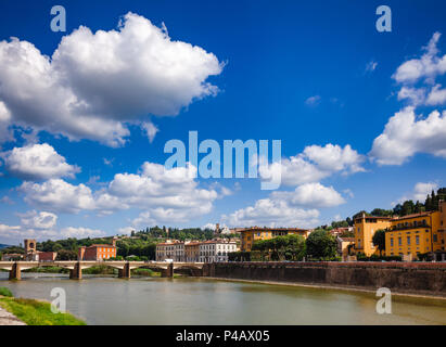 Paesaggio urbano di Firenze con colorati edifici waterfront, Ponte alle Grazie ponte sul fiume Arno e Piazzale Michelangelo square in background, Toscana Foto Stock