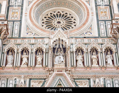 Ornati in stile neo-gotico con la facciata della Cattedrale di Santa Maria del Fiore o Duomo di Firenze (Il Duomo di Firenze), un famoso sito patrimonio mondiale dell'UNESCO un Foto Stock