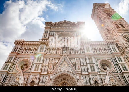 Ornati in stile neo-gotico con la facciata della Cattedrale di Santa Maria del Fiore o Duomo di Firenze (Il Duomo di Firenze), un famoso sito patrimonio mondiale dell'UNESCO un Foto Stock