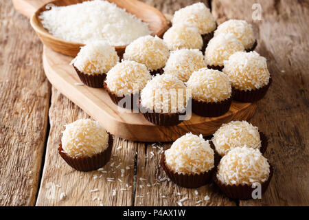 Brasiliano festosa beijinhos de coco o branquinhos candy sfere con latte condensato e cocco vicino sul tavolo orizzontale. Foto Stock