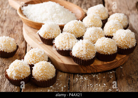 Stuzzicanti candy sfere beijinhos de coco con latte condensato e cocco vicino sul tavolo orizzontale. Foto Stock