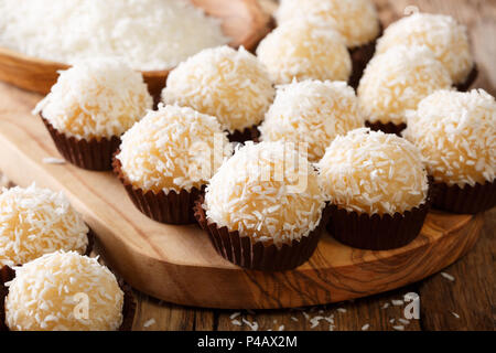 Brasiliano baci di cocco (beijinhos de coco - noto anche come semplice beijinhos o branquinhos) sono tradizionalmente realizzati a partire da una miscela di conden zuccherato Foto Stock