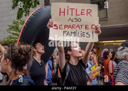 Una massiccia protesta pubblica è stata organizzata a New York City in osservanza della Giornata Mondiale del Rifugiato. Centinaia di Newyorkesi da decine di profughi, immigrati, i religiosi e le organizzazioni comunitarie in scena a marzo da Bryant Park e il rally di fronte alle Nazioni Unite. Manifestanti hanno richiamato l attenzione ai problemi delicati rappresentando i rifugiati esclusi dalla Trump amministrazione con life-size arancione zattere di rifugiato di simbolizzazione traversate oceaniche su grande scala foto di rifugiati, e tramite la lettura dei nomi dei profughi che hanno trovato la morte in transito. (Foto di Erik McGregor/Pacific Stampa) Foto Stock