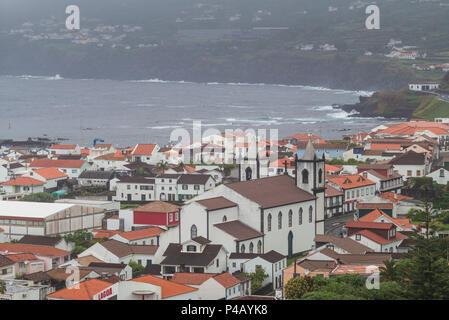 Portogallo Azzorre, isola Pico, Lajes do Pico, elevati vista città con Igreja Santissima Trindade chiesa Foto Stock