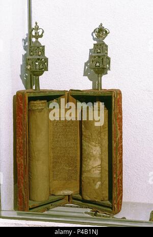 TORA o Pentateuco. MANUSCRITO DEL SIGLO XVIII DENTRO DE SU ARCA. Posizione: MONASTERIO DE MONTSERRAT-museo, Montserrat, Barcelona, Spagna. Foto Stock