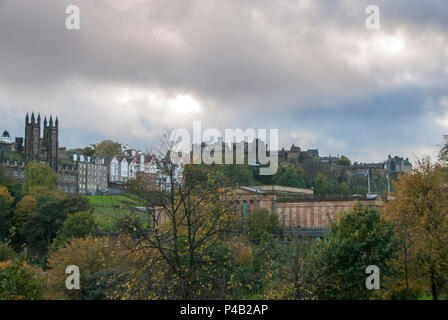 Vista dal Waverley Gardens attraverso la galleria nazionale verso il Royal Mile e il Castello di Edimburgo, Scozia Foto Stock