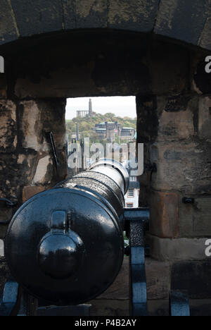 Vista verso la Carlton Hill e il Monumento attraverso un cannone squarcio nel Castello di Edimburgo, Scozia Foto Stock