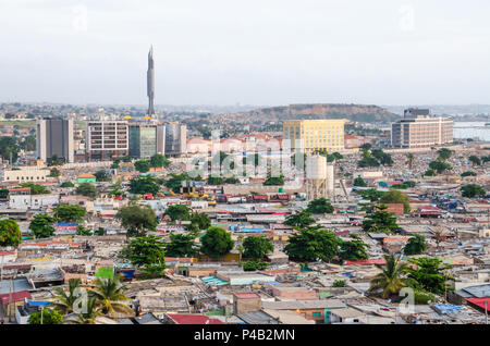 Vista ad alto angolo su Luanda con il Mausoleo di Agostinho Neto torre sullo sfondo, Angola, Africa. Antonio Agostinho Neto è stato il primo Pr Foto Stock