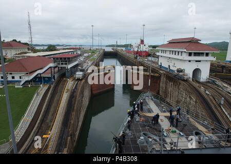 160621-N-XB010-039 PANAMA CANAL (21 giugno 2016) velisti assegnati ad Harper's Ferry dock landing assault nave USS Oak Hill (LSD 51) in stand by come il portello per il primo blocco del canale di Panama si apre. Per commemorare la recente espansione del Canale di Panama, Oak Hill sta conducendo una visita porta in Rodman, Panama. Durante la visita, la nave ospita una reception con funzionari locali e diplomatici degli Stati Uniti e i partner commerciali. Oak Hill è distribuito negli Stati Uniti 4a flotta area di responsabilità. (U.S. Foto di Marina di Massa lo specialista di comunicazione di terza classe Desmond Parchi/rilasciato) Foto Stock