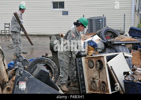 La Rhode Island Esercito Nazionale soldati di guardia dal 861st Engineer Azienda alloggiato in West Virginia dopo la loro formazione annuale per assistere nel diluvio il clean-up sforzi. La storica alluvione, essendo indicati come "mille anni di alluvione,' spopolato molte aree del West Virginia compresa la piccola cittadina di Ranielle nella contea di Greenbrier. West Virginia Guardia Nazionale di soldati e aviatori sono fuori in pieno vigore contribuendo in molte comunità. (US Army foto da Staff Sgt. Justin) di Hough Foto Stock