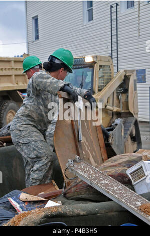 La Rhode Island Esercito Nazionale soldati di guardia dal 861st Engineer Azienda alloggiato in West Virginia dopo la loro formazione annuale per assistere nel diluvio il clean-up sforzi. La storica alluvione, essendo indicati come "mille anni di alluvione,' spopolato molte aree del West Virginia compresa la piccola cittadina di Ranielle nella contea di Greenbrier. West Virginia Guardia Nazionale di soldati e aviatori sono fuori in pieno vigore contribuendo in molte comunità. (US Army foto da Staff Sgt. Justin) di Hough Foto Stock