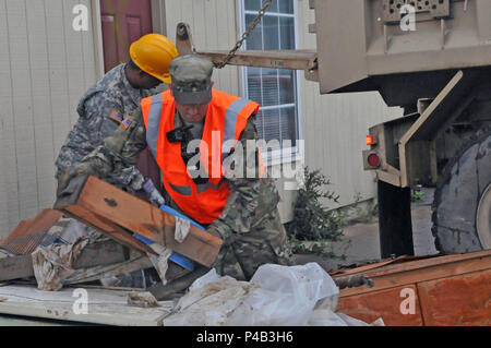 La Rhode Island Esercito Nazionale soldati di guardia dal 861st Engineer Azienda alloggiato in West Virginia dopo la loro formazione annuale per assistere nel diluvio il clean-up sforzi. La storica alluvione, essendo indicati come "mille anni di alluvione,' spopolato molte aree del West Virginia compresa la piccola cittadina di Ranielle nella contea di Greenbrier. West Virginia Guardia Nazionale di soldati e aviatori sono fuori in pieno vigore contribuendo in molte comunità. (US Army foto da Staff Sgt. Justin) di Hough Foto Stock