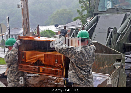 La Rhode Island Esercito Nazionale soldati di guardia dal 861st Engineer Azienda alloggiato in West Virginia dopo la loro formazione annuale per assistere nel diluvio il clean-up sforzi. La storica alluvione, essendo indicati come "mille anni di alluvione,' spopolato molte aree del West Virginia compresa la piccola cittadina di Ranielle nella contea di Greenbrier. West Virginia Guardia Nazionale di soldati e aviatori sono fuori in pieno vigore contribuendo in molte comunità. (US Army foto da Staff Sgt. Justin) di Hough Foto Stock