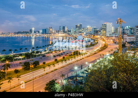 Skyline della città capitale Luanda, Luanda bay e la passeggiata sul lungomare con autostrada durante il pomeriggio, Angola, Africa. Foto Stock