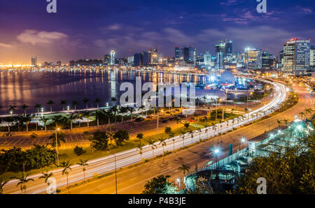 Skyline della città capitale Luanda, Luanda bay e la passeggiata sul lungomare con autostrada durante il pomeriggio, Angola, Africa. Foto Stock