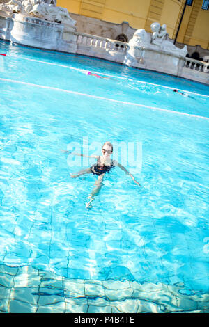 Donna di relax presso i bagni termali di Budapest Foto Stock