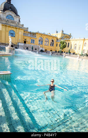 Donna di relax presso i bagni termali di Budapest Foto Stock