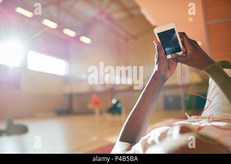Volto sportivo utilizza lo smartphone Foto Stock