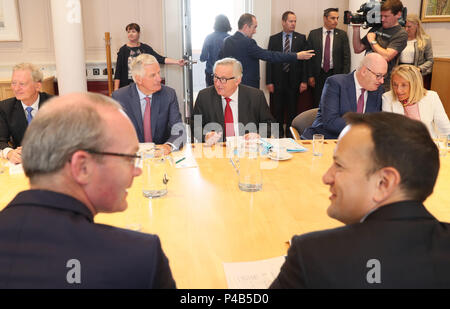 Il presidente della Commissione europea, Jean Claude Juncker (centro) e Michel Barnier, UE Capo negoziatore per Brexit (posteriore seconda a sinistra) durante un incontro con il Primo Ministro irlandese, Leo Varadkar (in basso a destra) in edifici governativi, durante la sua visita a Dublino, in vista del Consiglio europeo del 28-29 giugno per discutere Brexit e altre questioni attualmente all'ordine del giorno europeo. Foto Stock